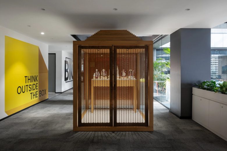 холл с баннерами на стене FYBROS в Дели