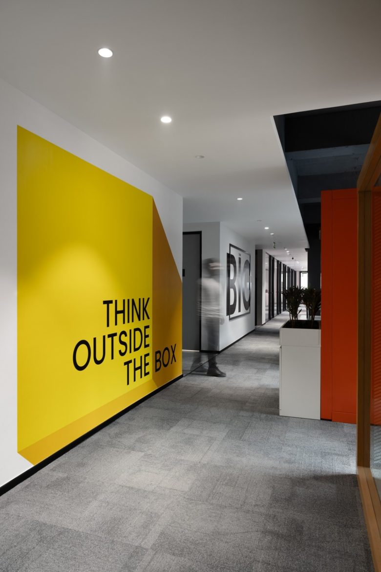 холл с баннерами на стене FYBROS в Дели