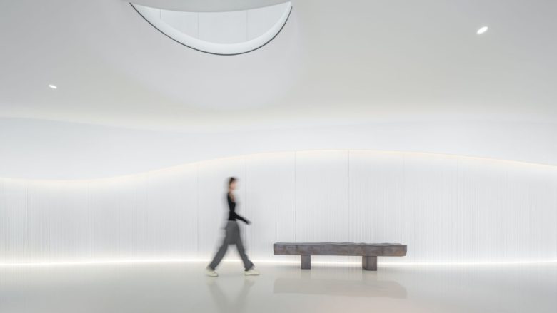 холл с деревянной лавочкой Wutai Medical Group Office