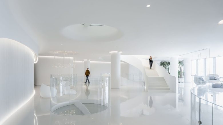 холл с лестницей Wutai Medical Group Office