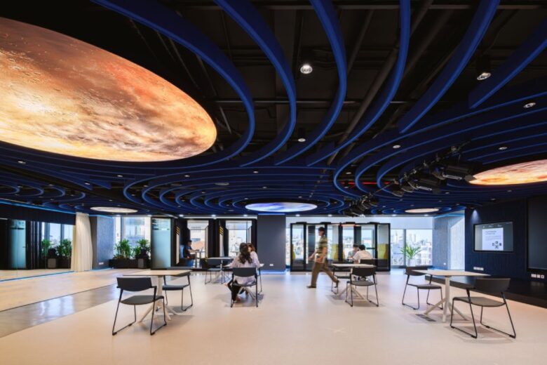 холл со столиками AXON offices