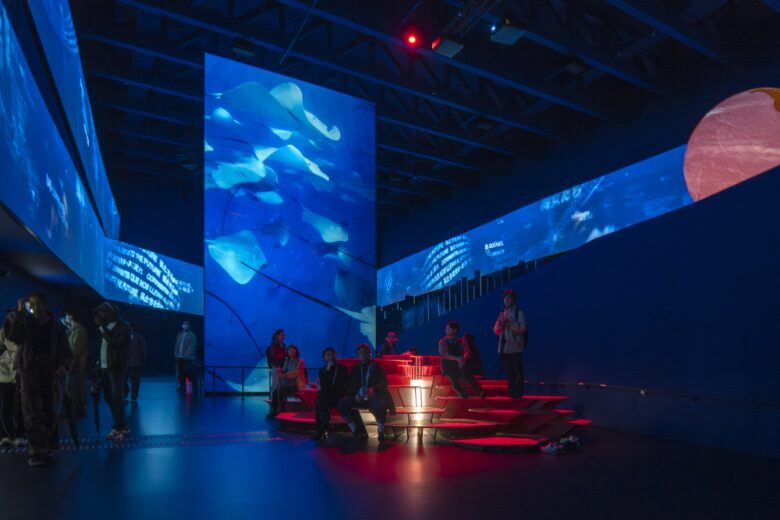 инсталляции в темном помещении Spanish Pavilion at Expo Osaka 2025