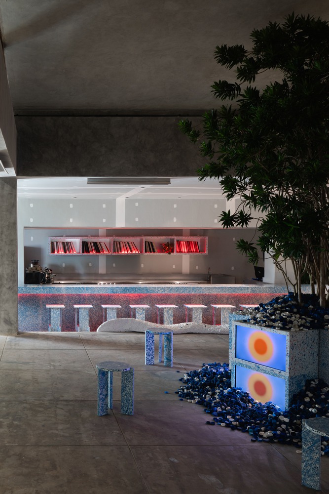 инсталляция с бело синими камушками Space Available Jakarta Community Center