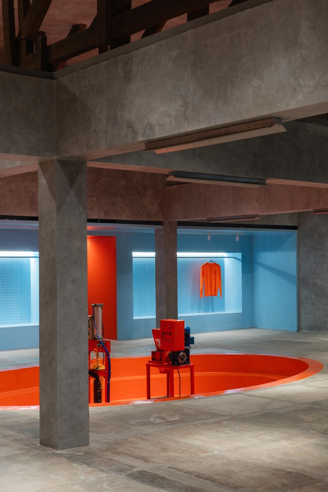 инсталляция в оранжевой нише Space Available Jakarta Community Center