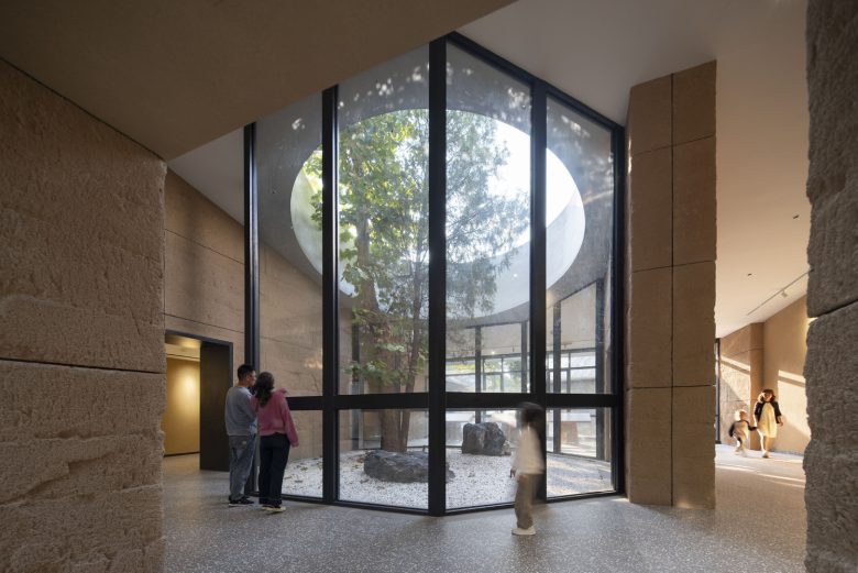 инсталляция за стеклом Revitalization of The Relic Site of Yongle Palace