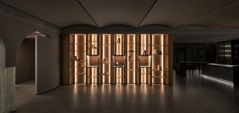 интерьерный шкаф с полками разной высотности Sammys Nouvelle France Hall