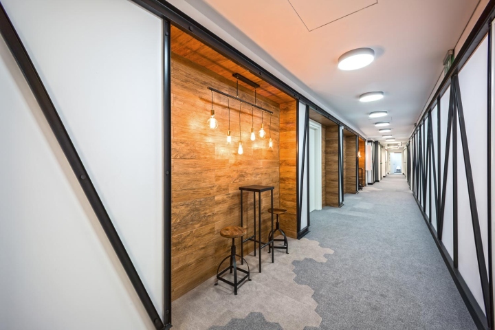 Интересный дизайн офиса: подвесные светильники без абажуров