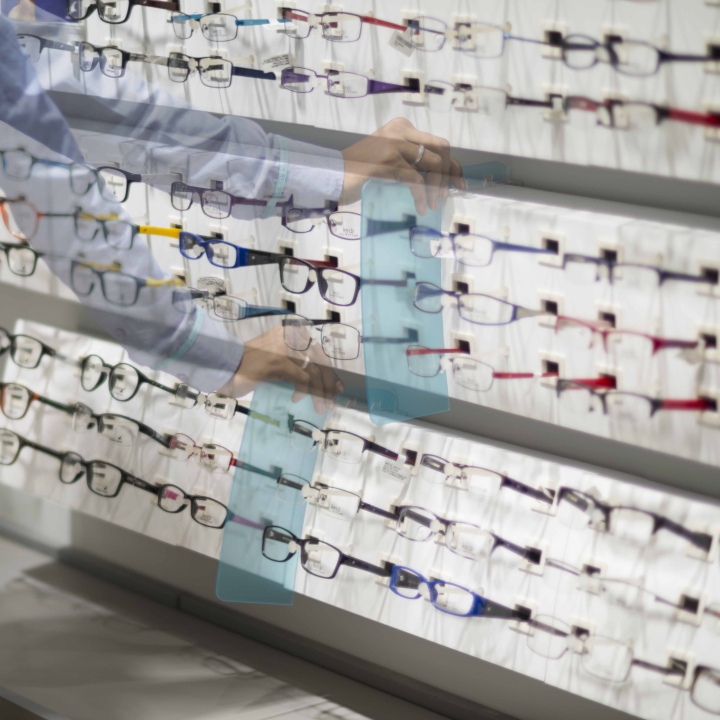 Светлый дизайн витрины с очками в интерьере магазина оптики - Фото 1