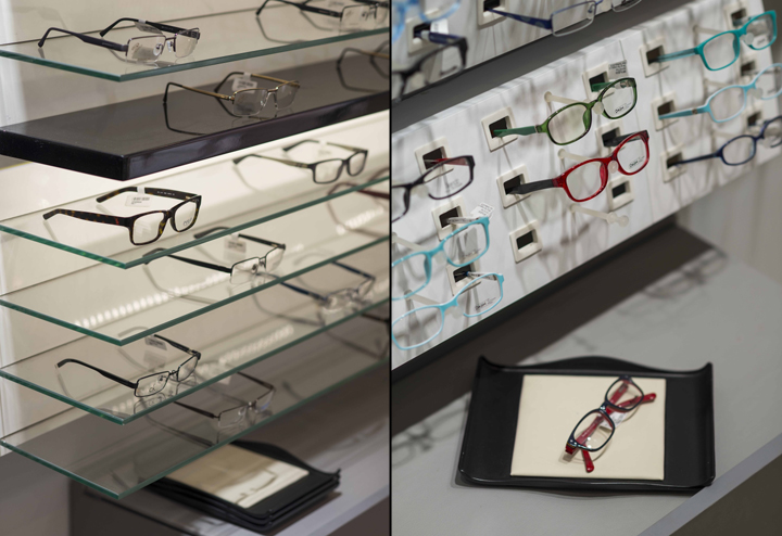 Светлый дизайн витрины с очками в интерьере магазина оптики - Фото 2