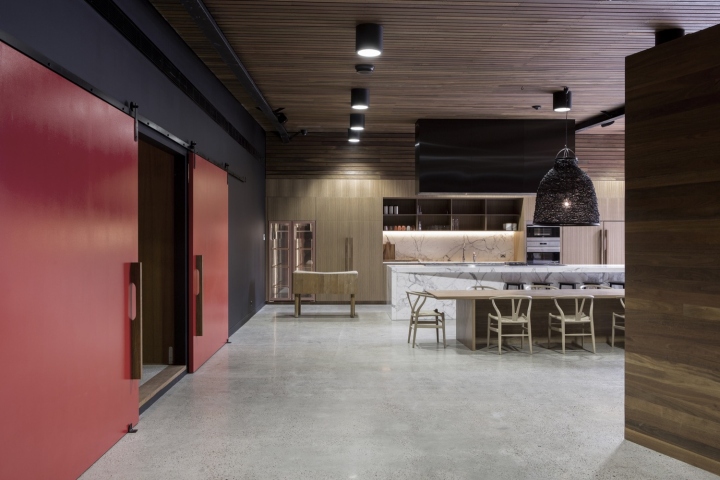 Интерьер офиса в современном стиле для бренда Vic’s Meat в Сиднее, Австралия. Фото 3