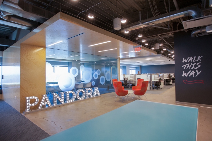 Новый интерьер помещений офиса компании Pandora Media в США - граффити на стене