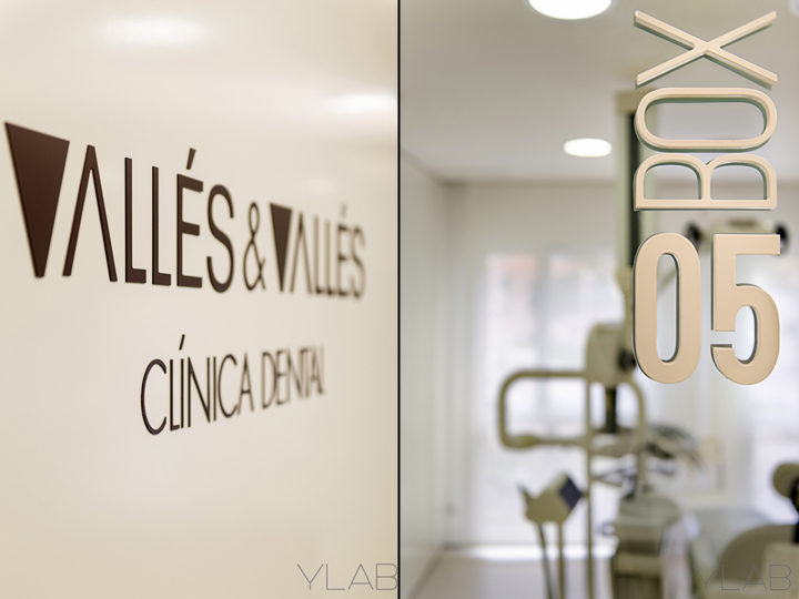 Интерьер стоматологической клиники: таблички с фирменным шрифтом