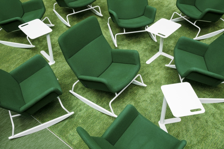 Зелёные кресло-качалки в интерьере университета