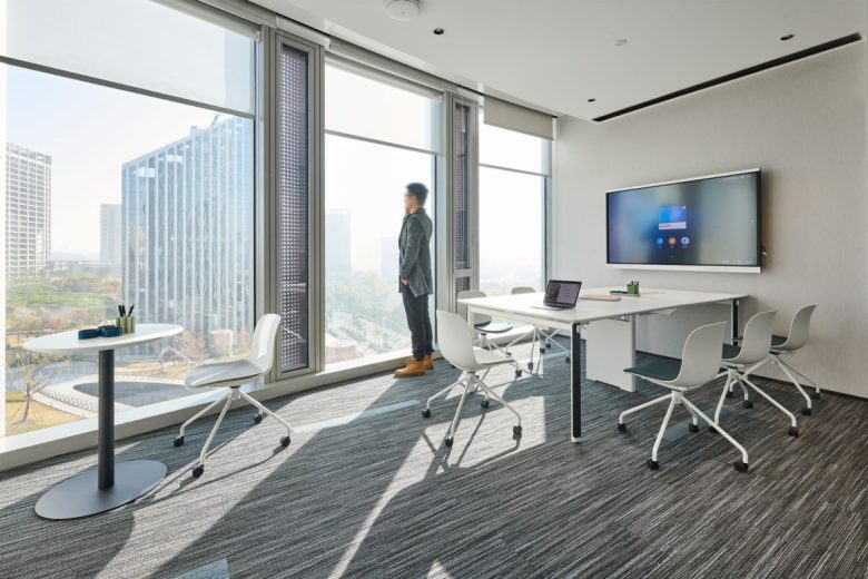 кабинет с витражными окнами China Merchants Securities Office