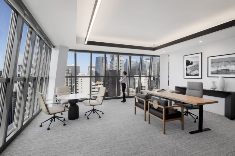 кабинет с витражными окнами North Point