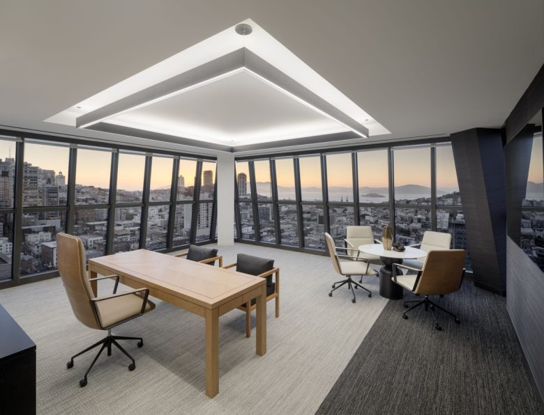 кабинет с витражными окнами North Point