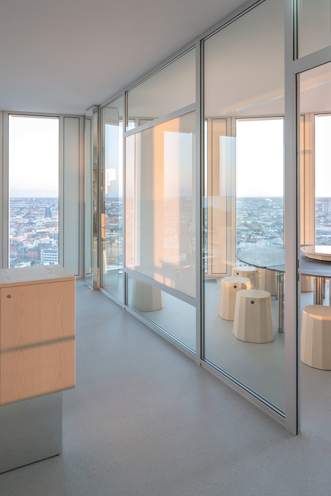 кабинет со стеклянной перегородкой Signa Sports United High‑Rise Tower