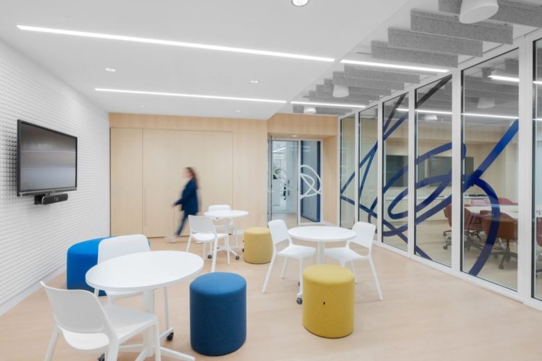 кабинет со столиками и мягкими пуфами FCCQ Offices