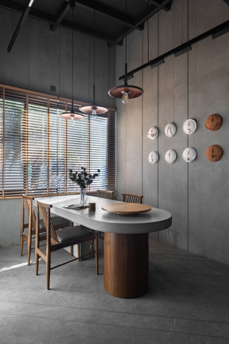 кабинет в серых тонах с полуовальным столом Acme offices