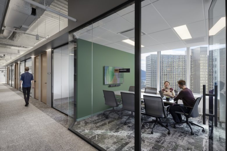 кабинет за стеклянной перегородкой Dickie McCamey, & Chilcote Offices