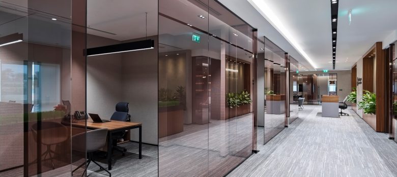 кабинеты за стеклянными перегородками TECOM DKP Management Office