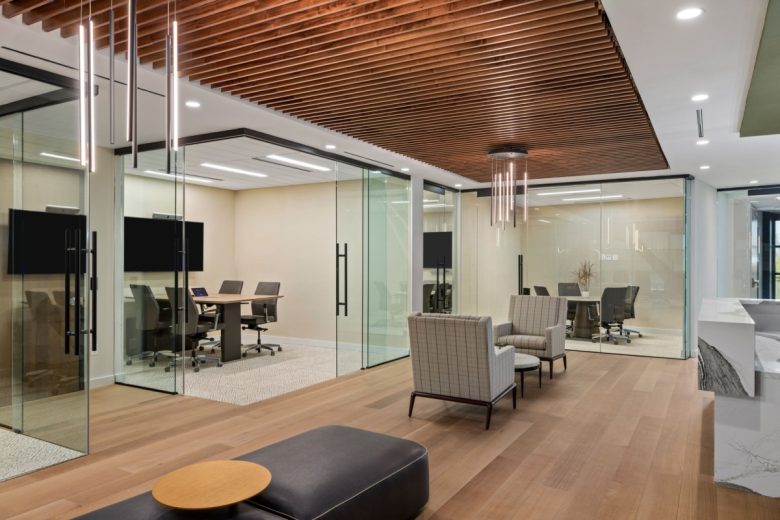 кабинеты за стеклянными перегородками Burr & Forman