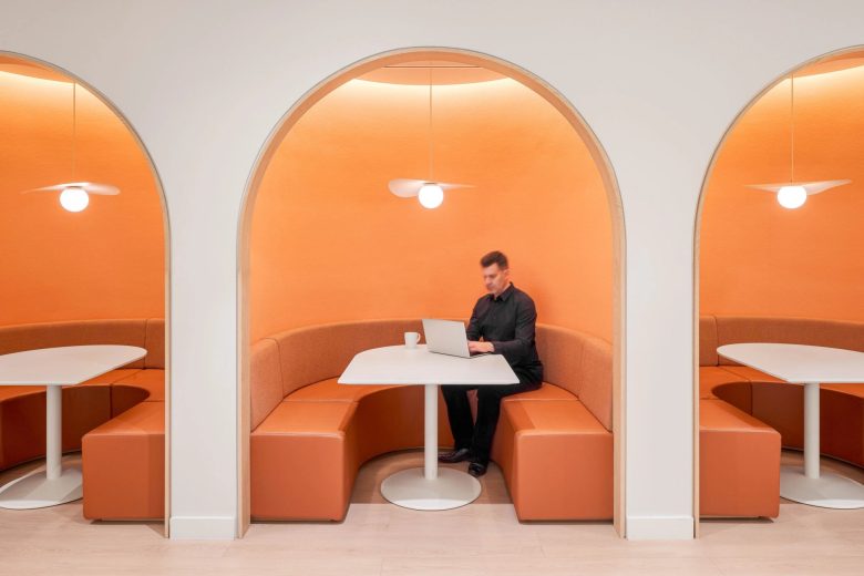 кабинки с диванами для работы и отдыха L'Oréal Canada