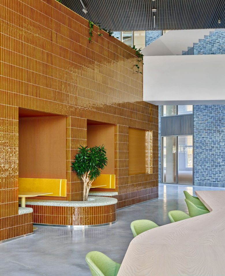 кафе с отдельными кабинками 5TRACKS