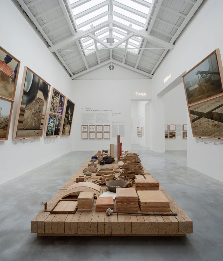 картины и напольный подиум с экспонатами Spanish Pavilion 2025 вид спереди