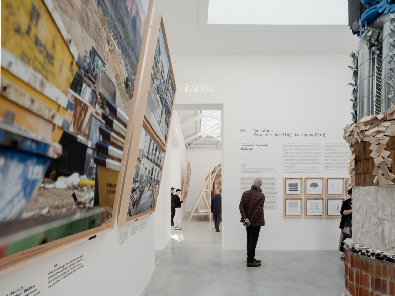 картины вблизи Spanish Pavilion 2025