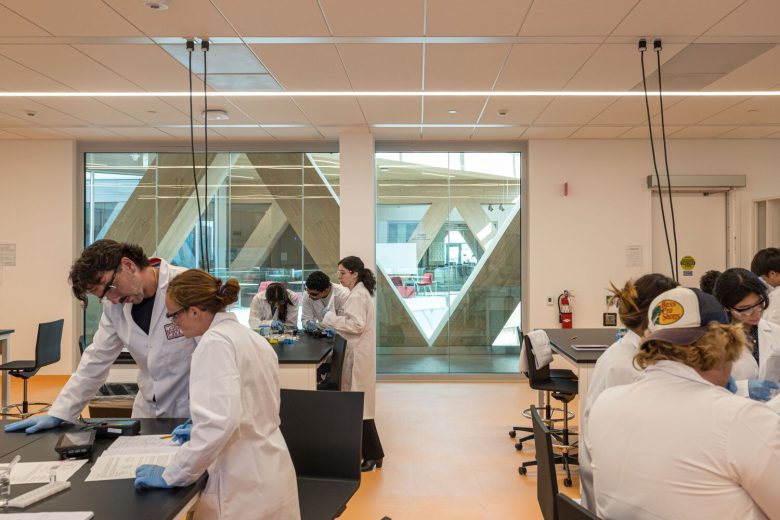 комната для лабораторных занятий Claremont McKenna College