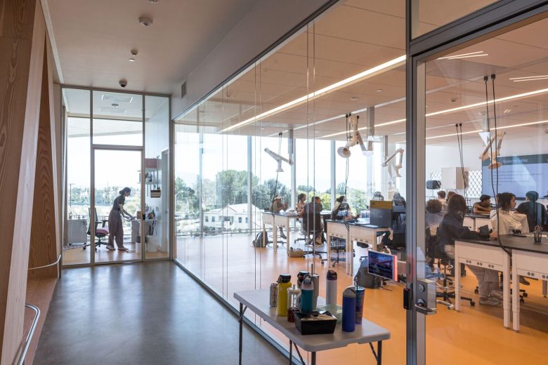 комната для занятий за стеклянной перегородкой Claremont McKenna College