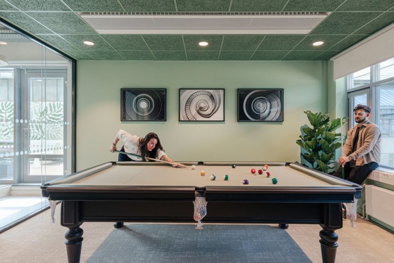 комната отдыха_бильярдный стол офис Mastercard