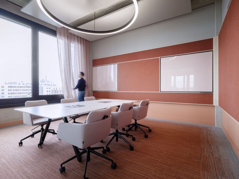 комната переговоров в бордовых тонах офис IT-компании