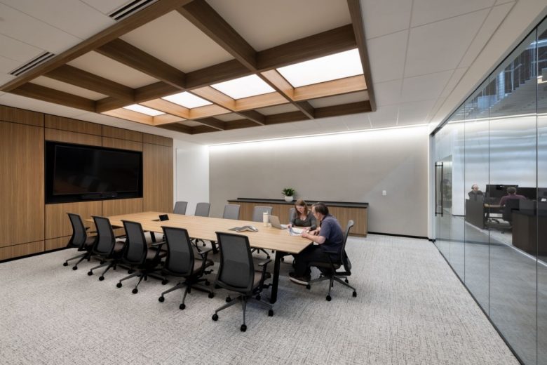 комната переговоров с большим экраном DPR Construction Offices