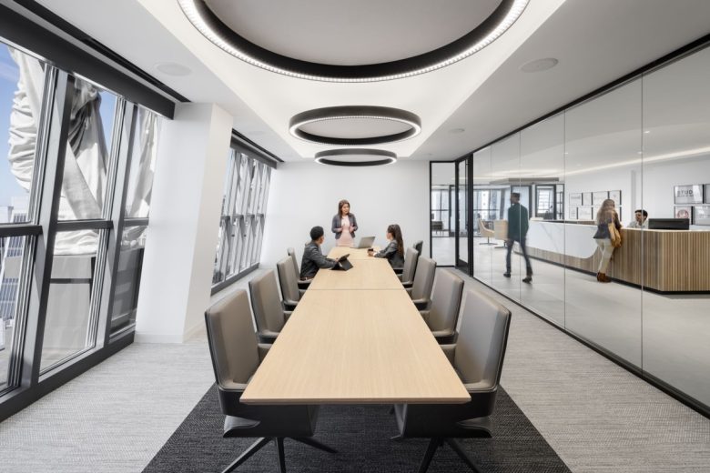 комната переговоров с длинным столом North Point