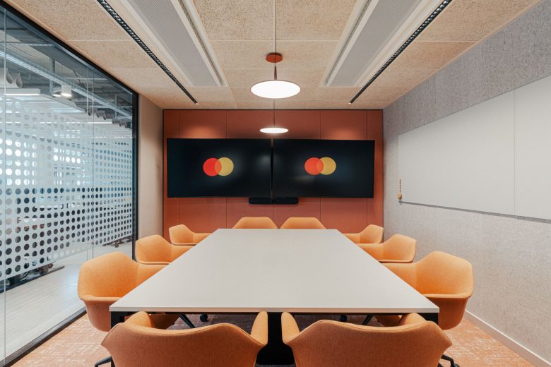 комната переговоров с оранжевыми стульями Mastercard