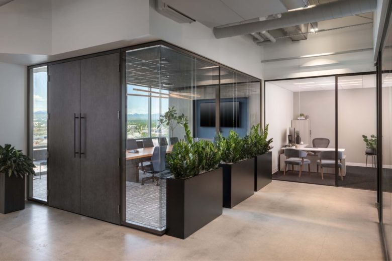 комната переговоров со стеклянными стенами LAB Quantitative Strategies Offices