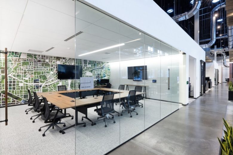 комната переговоров за стеклянной перегородкой DPR Construction Offices
