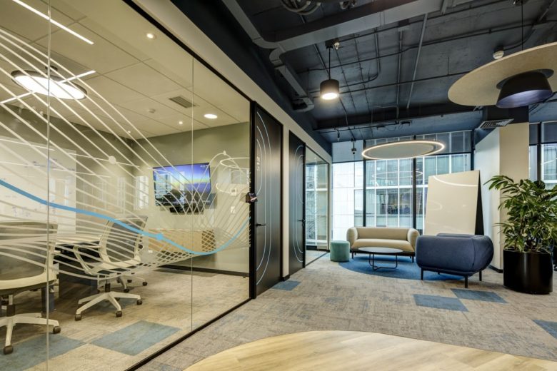 комната переговоров за стеклянной перегородкой On Net Fibra Offices