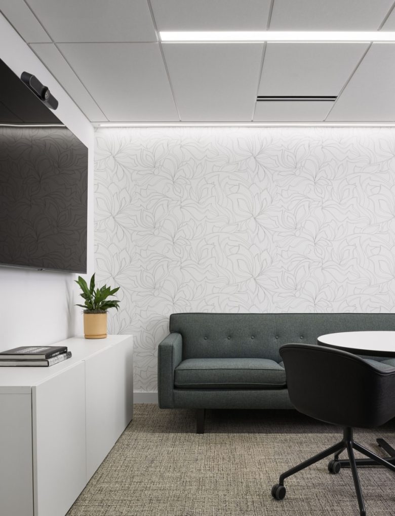 комната с большим диваном UrbanWorks Architecture Offices