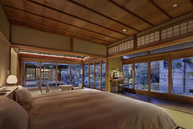 комната с большой кроватью и фасадными окнами Hotel VMG Villa Kyoto