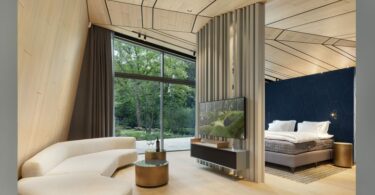 комната с кроватью и перегородкой ALEA RESORT POOL SUITE