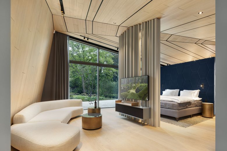 комната с кроватью и перегородкой ALEA RESORT POOL SUITE