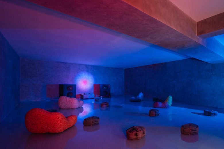 комната с невысокими пуфами Space Available Jakarta Community Center