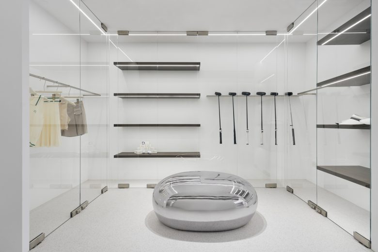 комната с оборудованием для гольфа Traces of Light