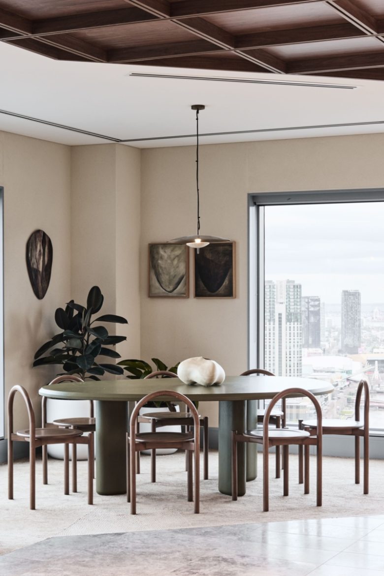 комната с овальным столом и стульями JLL