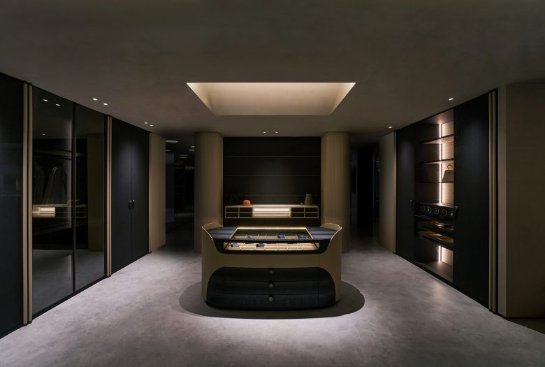 комната со шкафами и полками Sammys Nouvelle France Hall