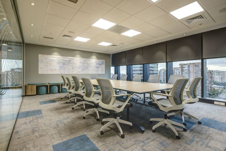 комната совещаний с доской On Net Fibra Offices