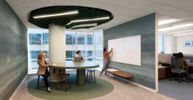 комната совещаний с доской Waste Connections Level 6 Executive Suite